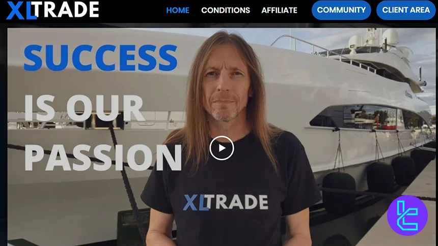 XLTrade tişörtü giyen bir adamın marinada büyük bir yatın yanında durduğu sahne